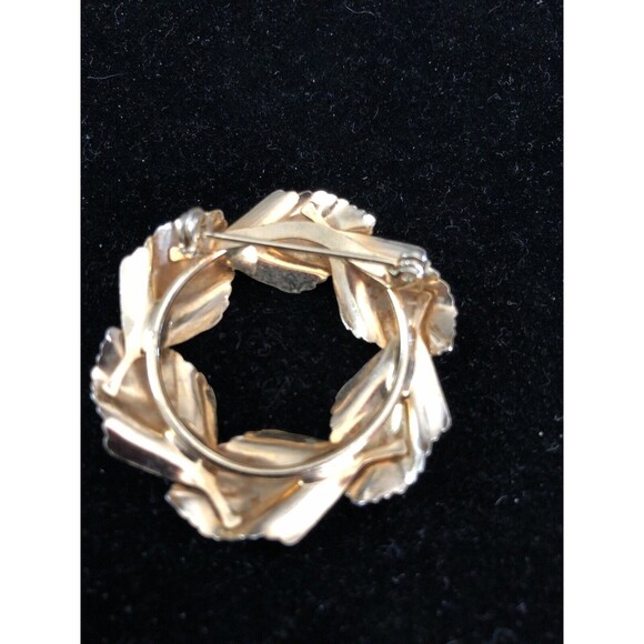 Elegant Gold-tone Leaf Wreath Circle Brooch 1960s vintage - Picture 5 of 5